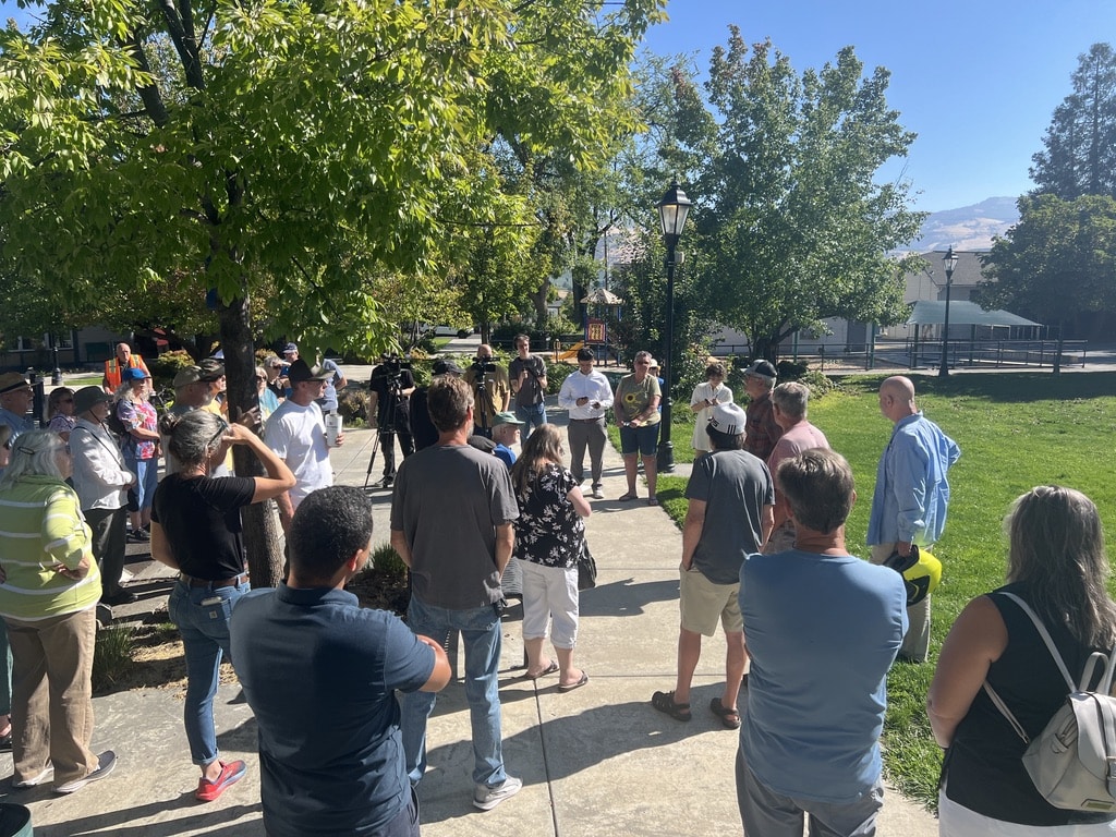 Residents of Talent gather to discuss power outages with OR Senator Jeff Golden on Aug. 27, 2024